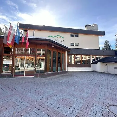 With Pool, Sauna & Gym *