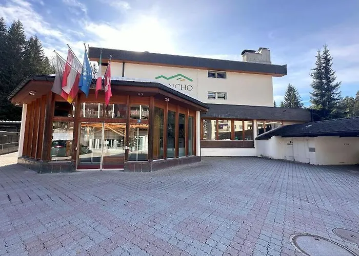 With Pool, Sauna & Gym *